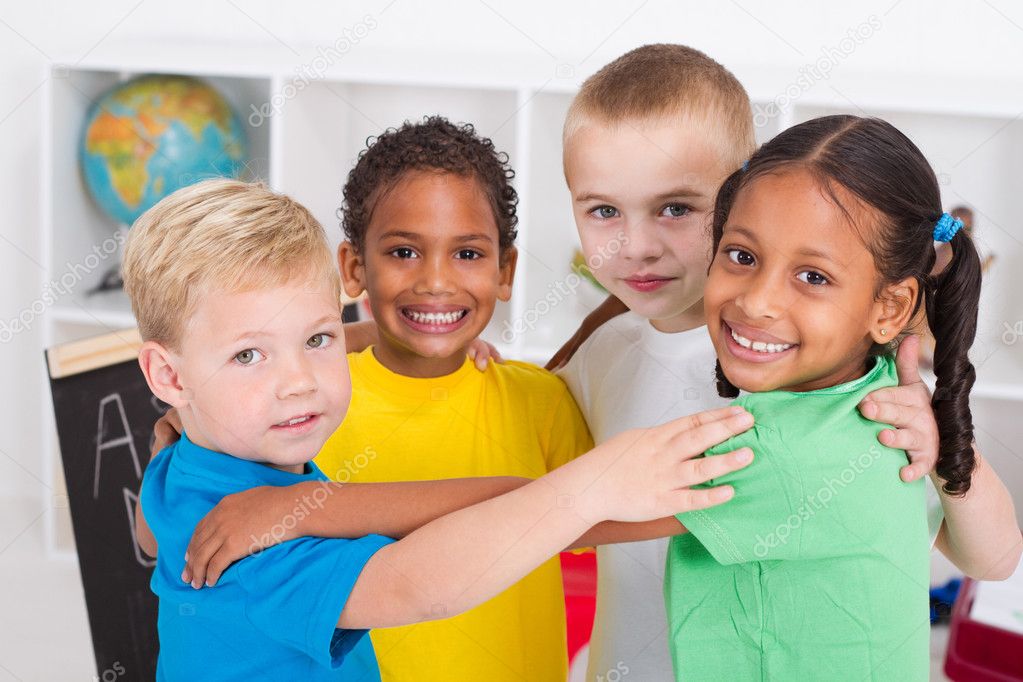 Gruppe von Kindern verschiedener Herkunft hält sich an den Händen