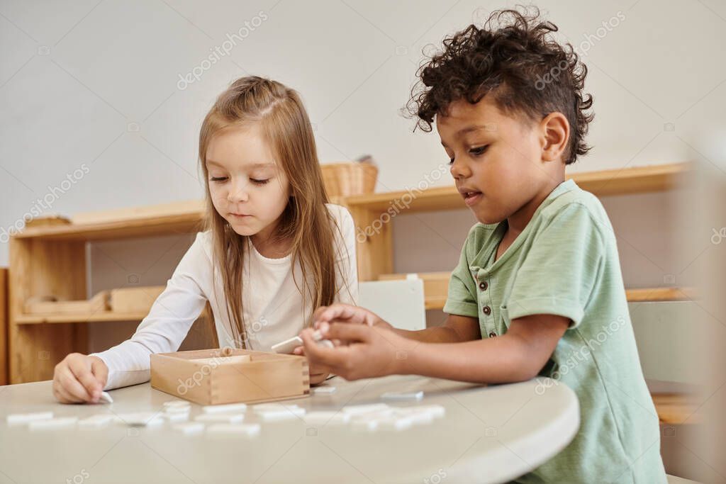 Kinder sitzen im Kreis in einer Spielgruppe
