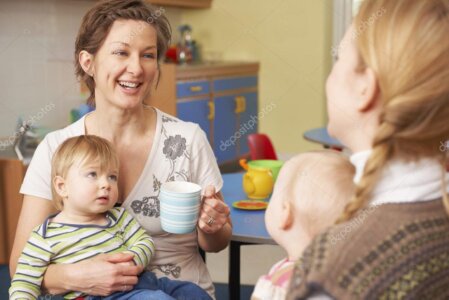 Lächelnde Kinder spielen gemeinsam in der Spielgruppe